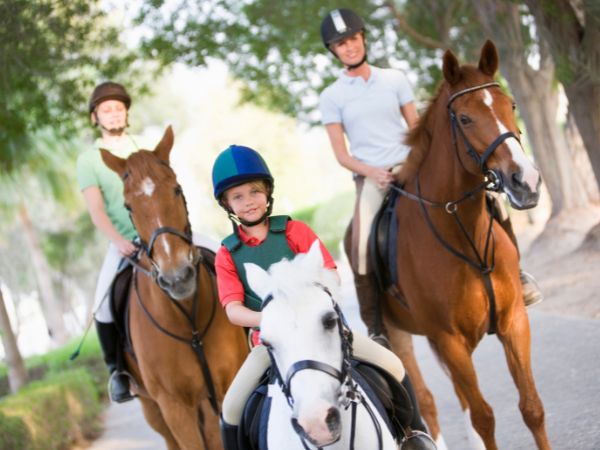 Przewodnik po lekcjach jazdy konnej dla dzieci